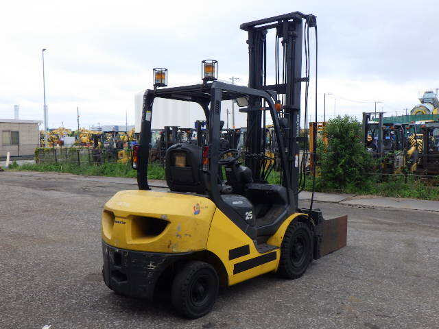 Xe nâng dầu Komatsu 2.5 tấn FD25T-17 Seri 301613, sản xuất năm 2010