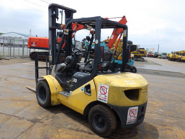 Xe nâng dầu Komatsu 3 tấn FD30T-17 (326440), sản xuất năm 2013