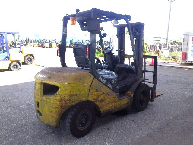 Xe nâng dầu KOMATSU 3.0 tấn FD30T-17 Seri 323866, sản xuất năm 2013