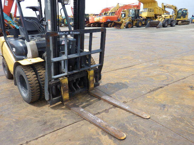 Xe nâng dầu Komatsu 3 tấn FD30T-17 (326440), sản xuất năm 2013