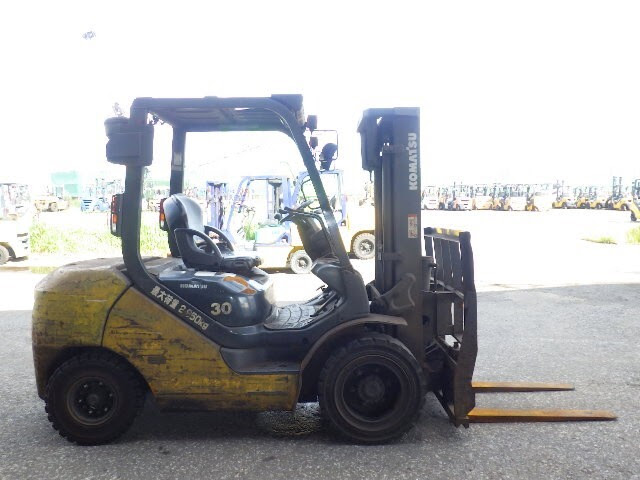 Xe nâng dầu KOMATSU 3.0 tấn FD30T-17 Seri 323866, sản xuất năm 2013