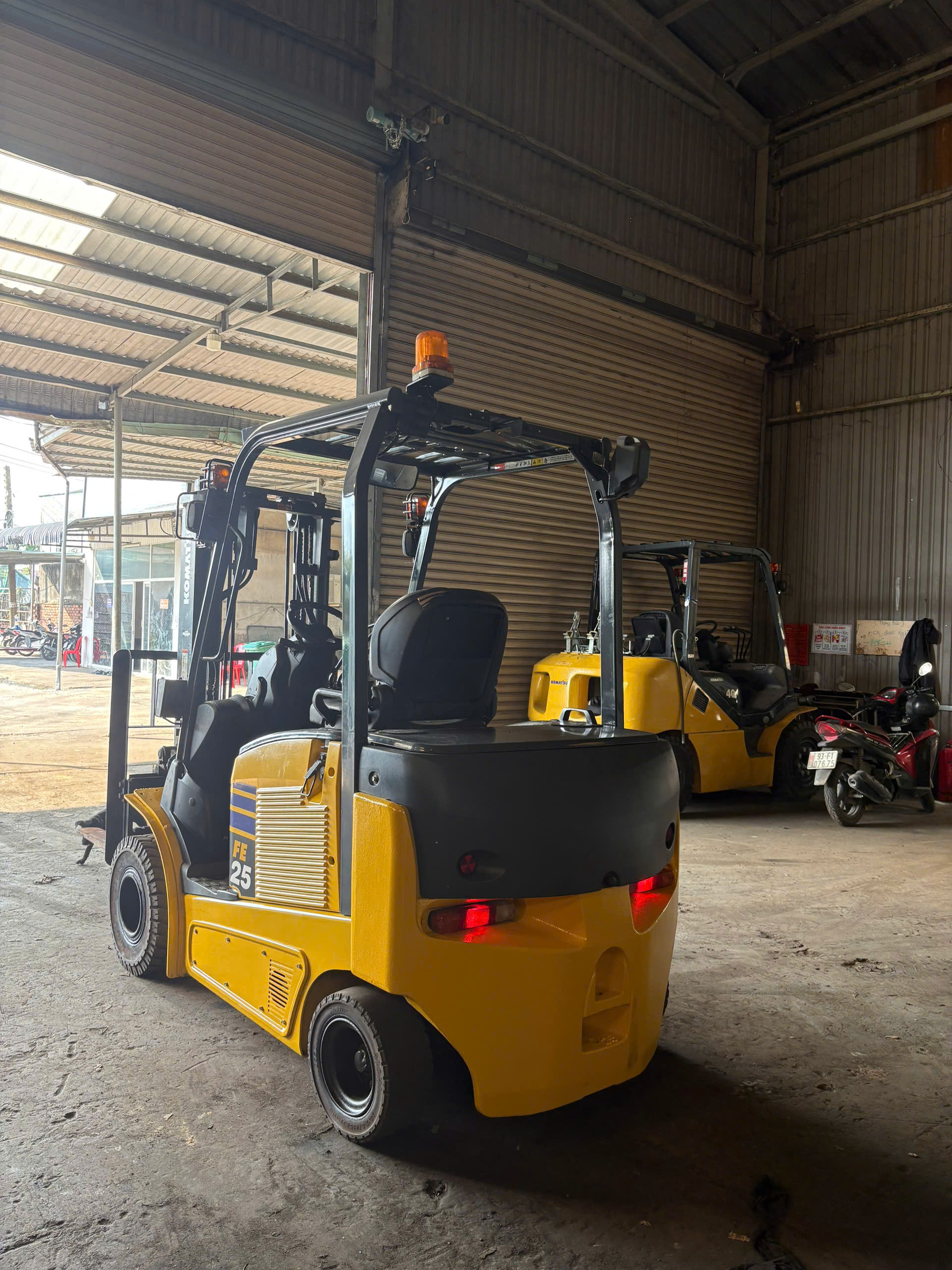 Xe nâng điện Komatsu 2.5 tấn FE25-1 310542, sản xuất năm 2021