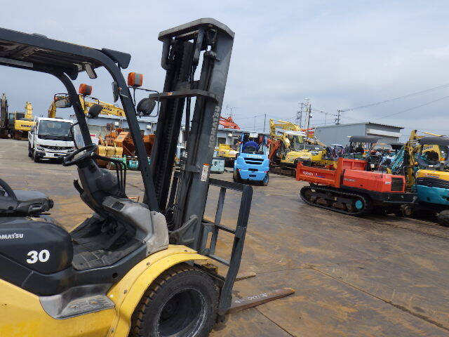 Xe nâng dầu Komatsu 3 tấn FD30T-17 (326440), sản xuất năm 2013
