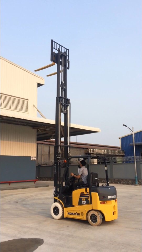 Giá xe nâng điện Komatsu 2.5-3.0 tấn.