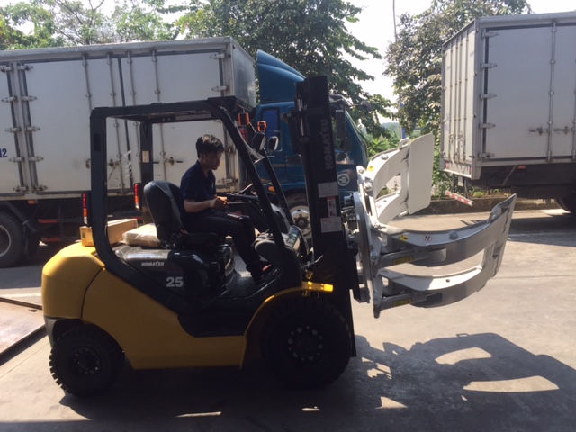 Xe nâng Komatsu 3.5 tấn kẹp giấy