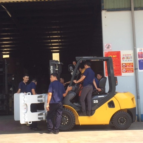 Xe nâng Komatsu 3.5 tấn kẹp giấy