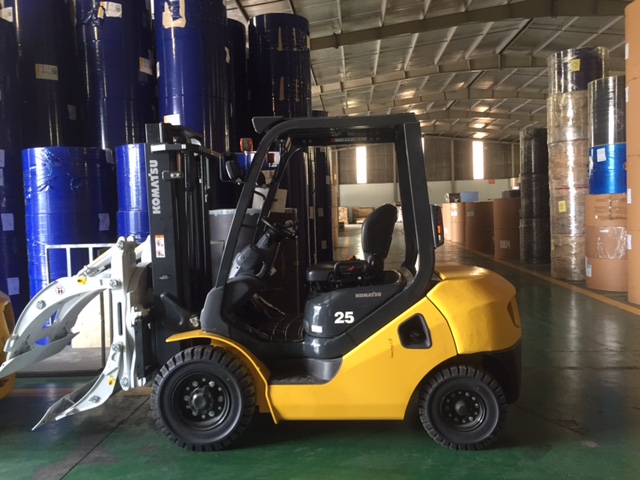 Xe nâng Komatsu 3.5 tấn kẹp giấy