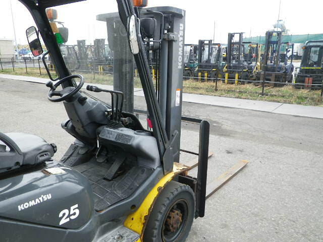 Xe nâng Komatsu 2.5 tấn, FD25T-17 dịch giá, lốp hơi, số tự động- 331658