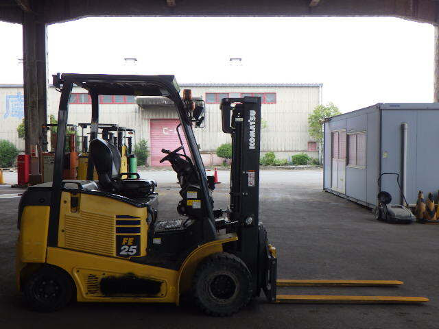 XE NÂNG ĐIỆN 2.5 TẤN KOMATSU CÓ MÂM XOAY FE25-1 303282