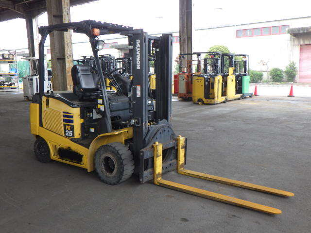 XE NÂNG ĐIỆN 2.5 TẤN KOMATSU CÓ MÂM XOAY FE25-1 303282