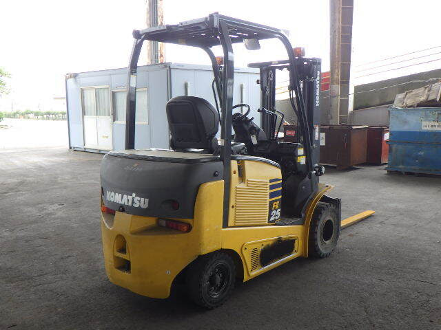 XE NÂNG ĐIỆN 2.5 TẤN KOMATSU CÓ MÂM XOAY FE25-1 303282