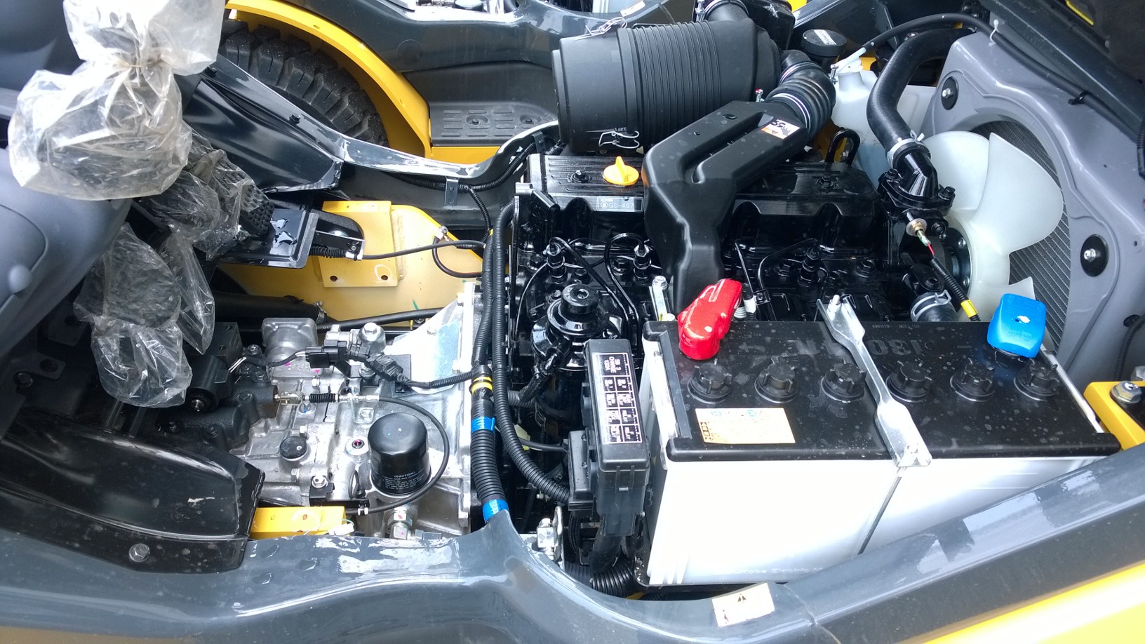 Xe nâng Komatsu 3.0 tấn chui công.