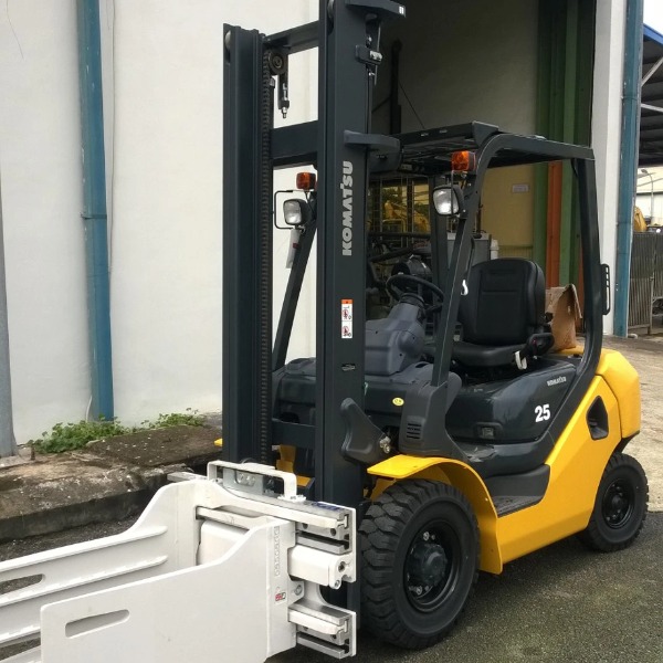Xe nâng Komatsu 2.5 tấn gắn kẹp