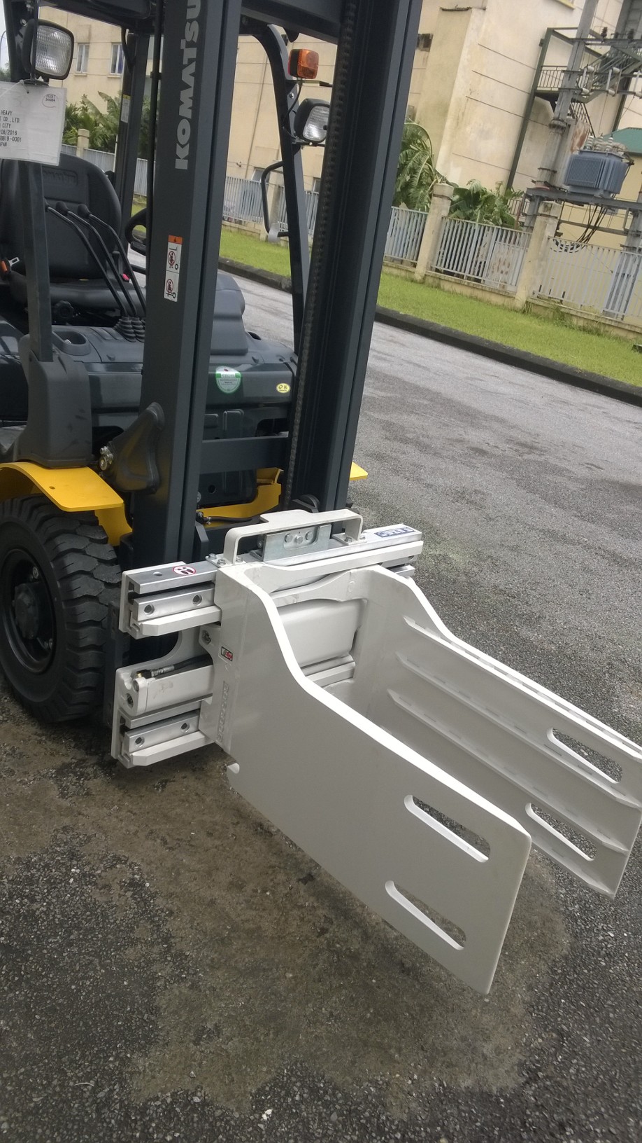 Xe nâng Komatsu 2.5 tấn gắn kẹp