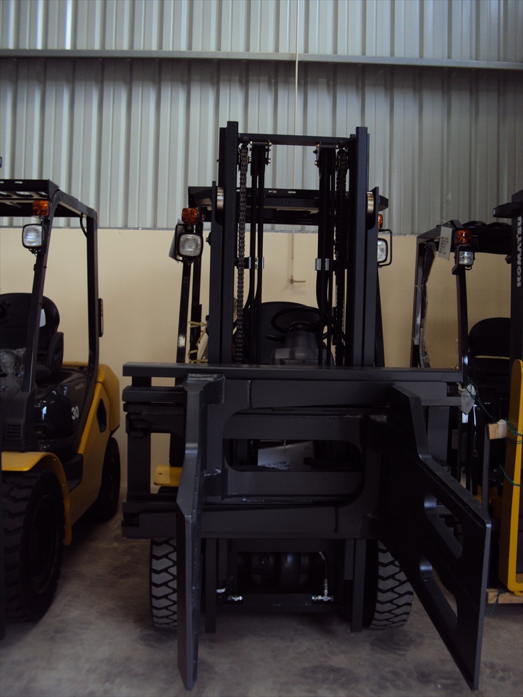 Xe nâng Komatsu 2.5 tấn gắn kẹp