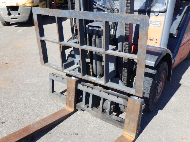 Xe nâng dầu 2.5 tấn LINDE H25D-01 serial H2X392S04696