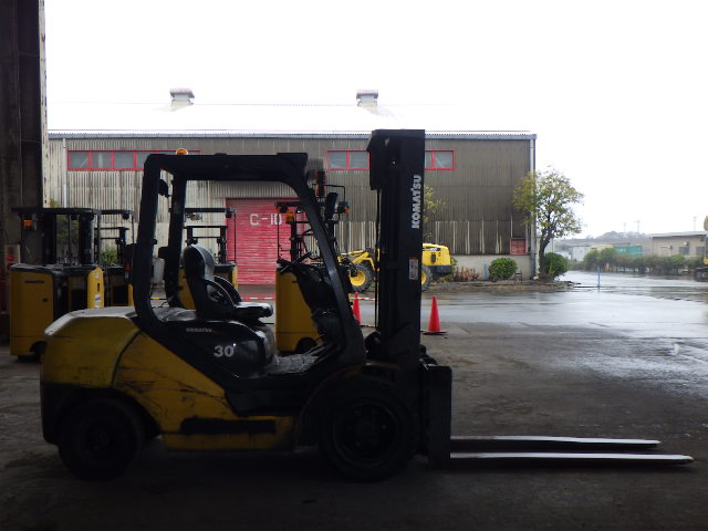 Xe nâng dầu 3.0 tấn Komatsu FD30T-17 serial 320594