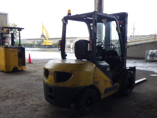 Xe nâng dầu 3.0 tấn Komatsu FD30T-17 serial 320594