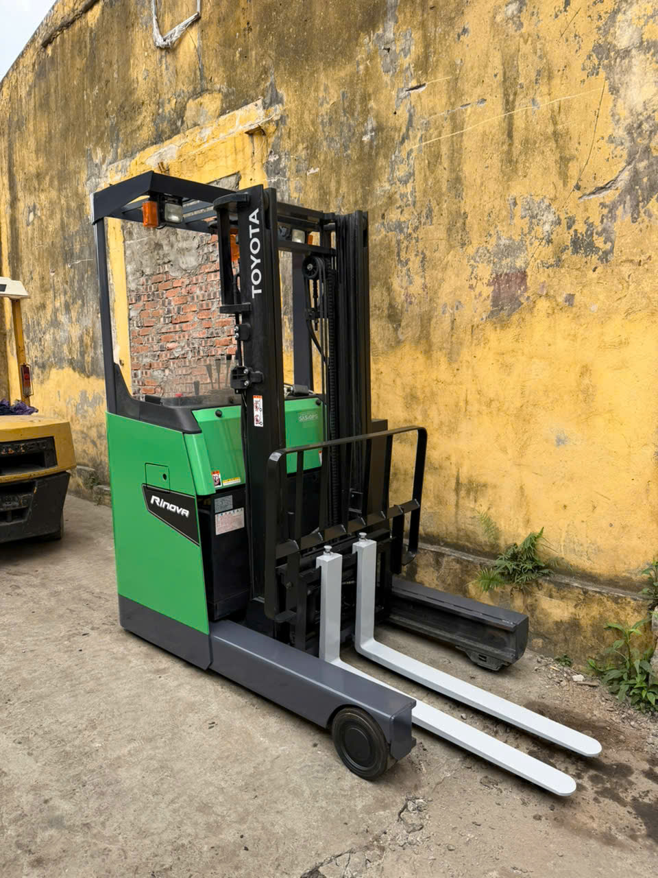 Xe nâng điện đứng lái Toyota FBR18 serial FBR18-13132