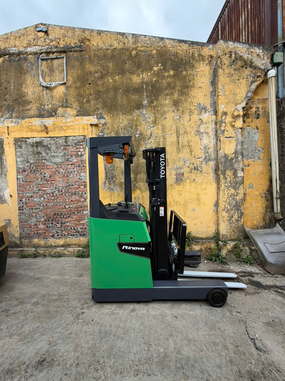 Xe nâng điện đứng lái Toyota FBR18 serial FBR18-13132