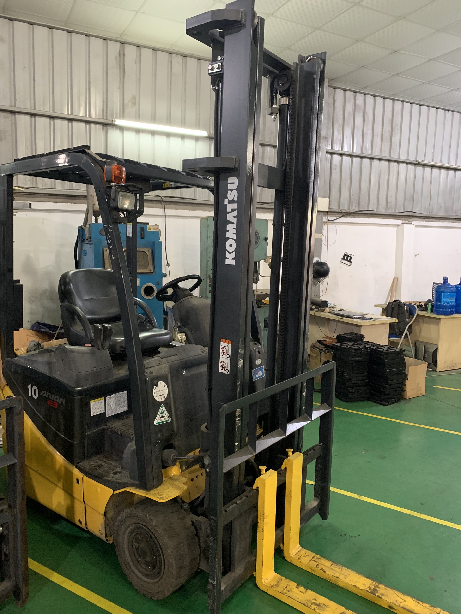 Xe nâng Komatsu 1 tấn 3 bánh, model: FB10M-12 SX 2013