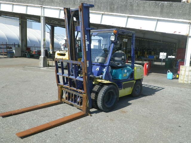 Xe nâng dầu Komatsu 3 tấn gắn gật gù lốp đôi