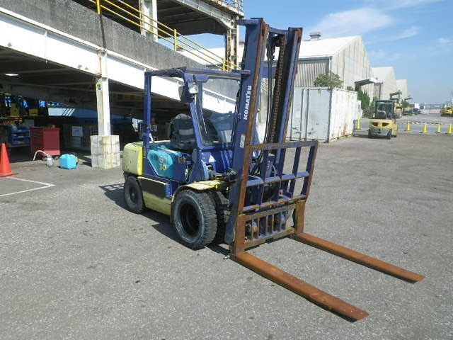 Xe nâng dầu Komatsu 3 tấn gắn gật gù lốp đôi