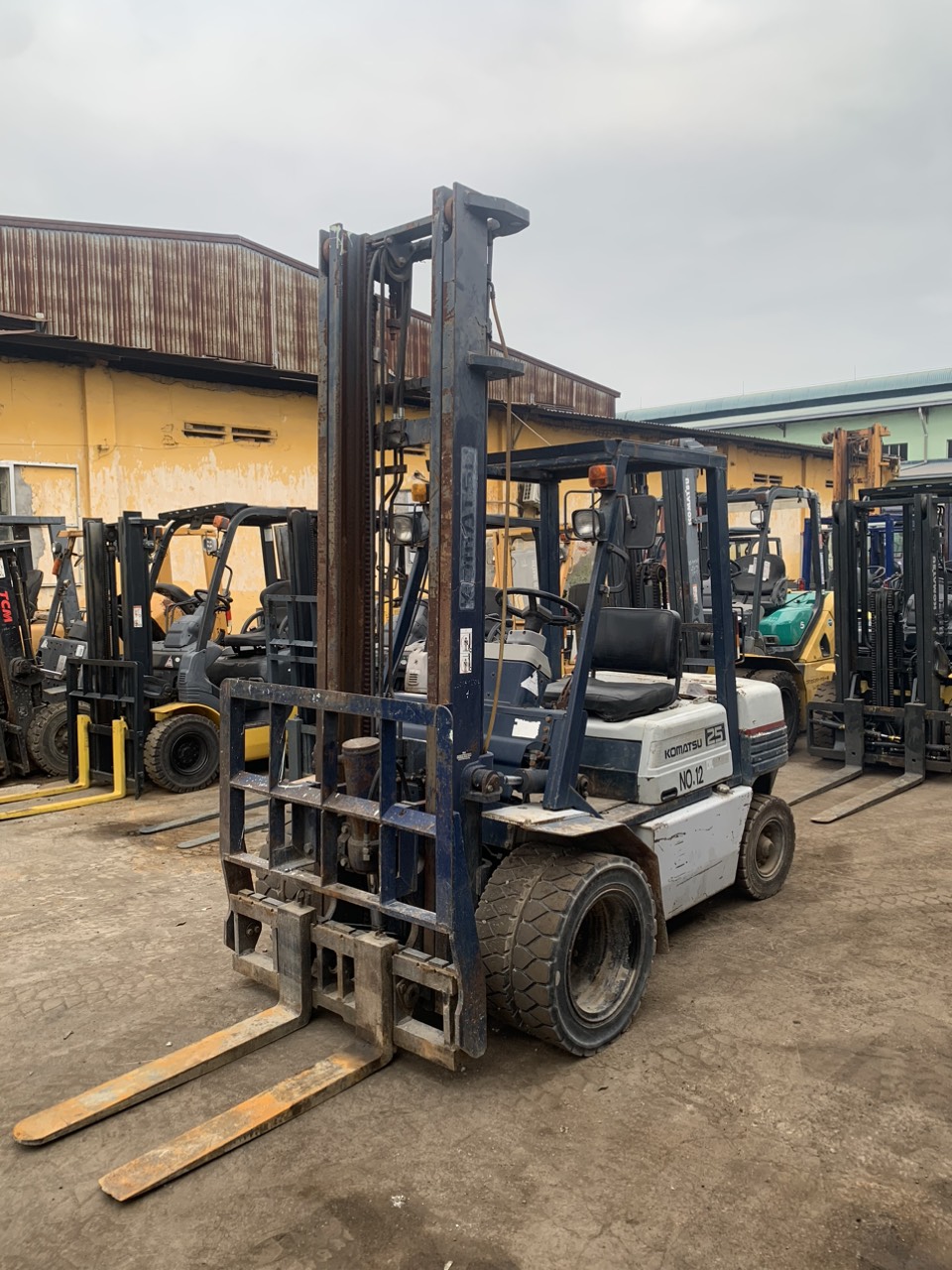 Xe nâng dầu Komatsu 2.5 tấn FD25H-11