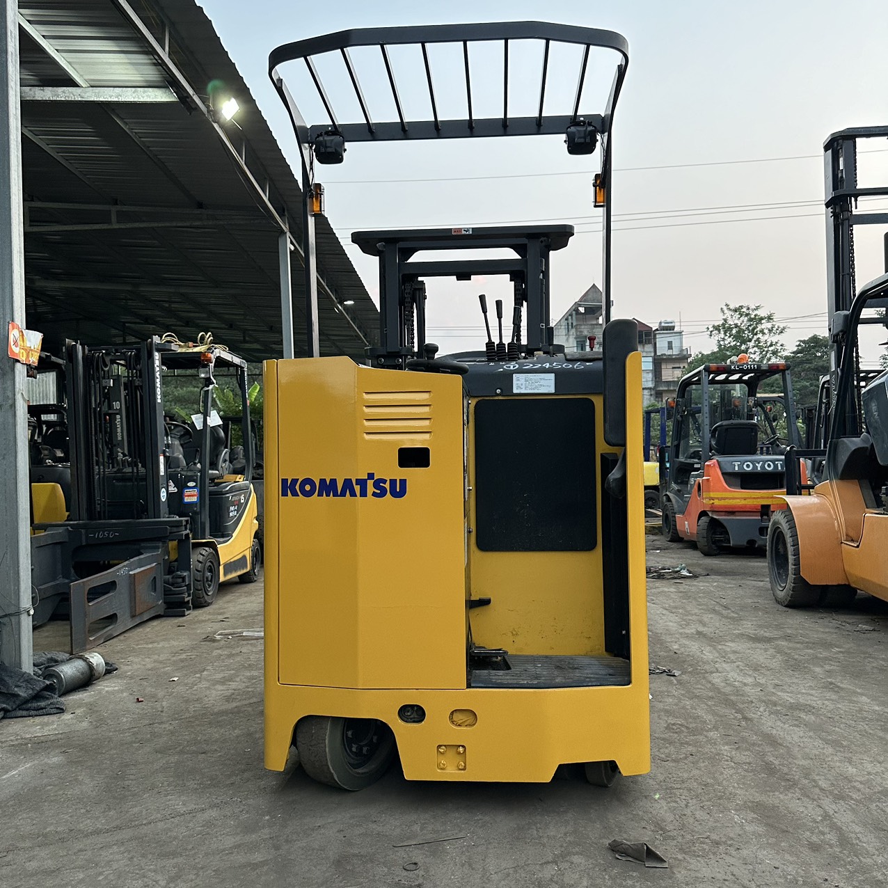 Xe nâng điện đứng lái Komatsu 2.0T#R2B 06115