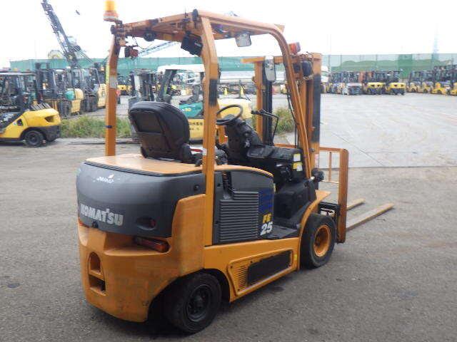 Xe nâng Komatsu 2.5 tấn # 304269 pin khô dịch càng