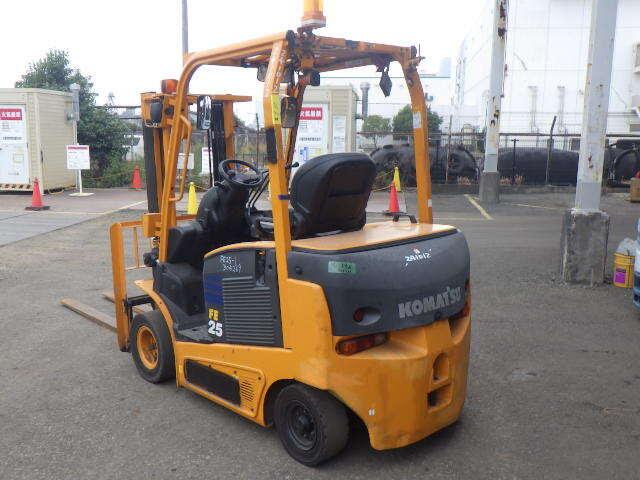 Xe nâng Komatsu 2.5 tấn # 304269 pin khô dịch càng