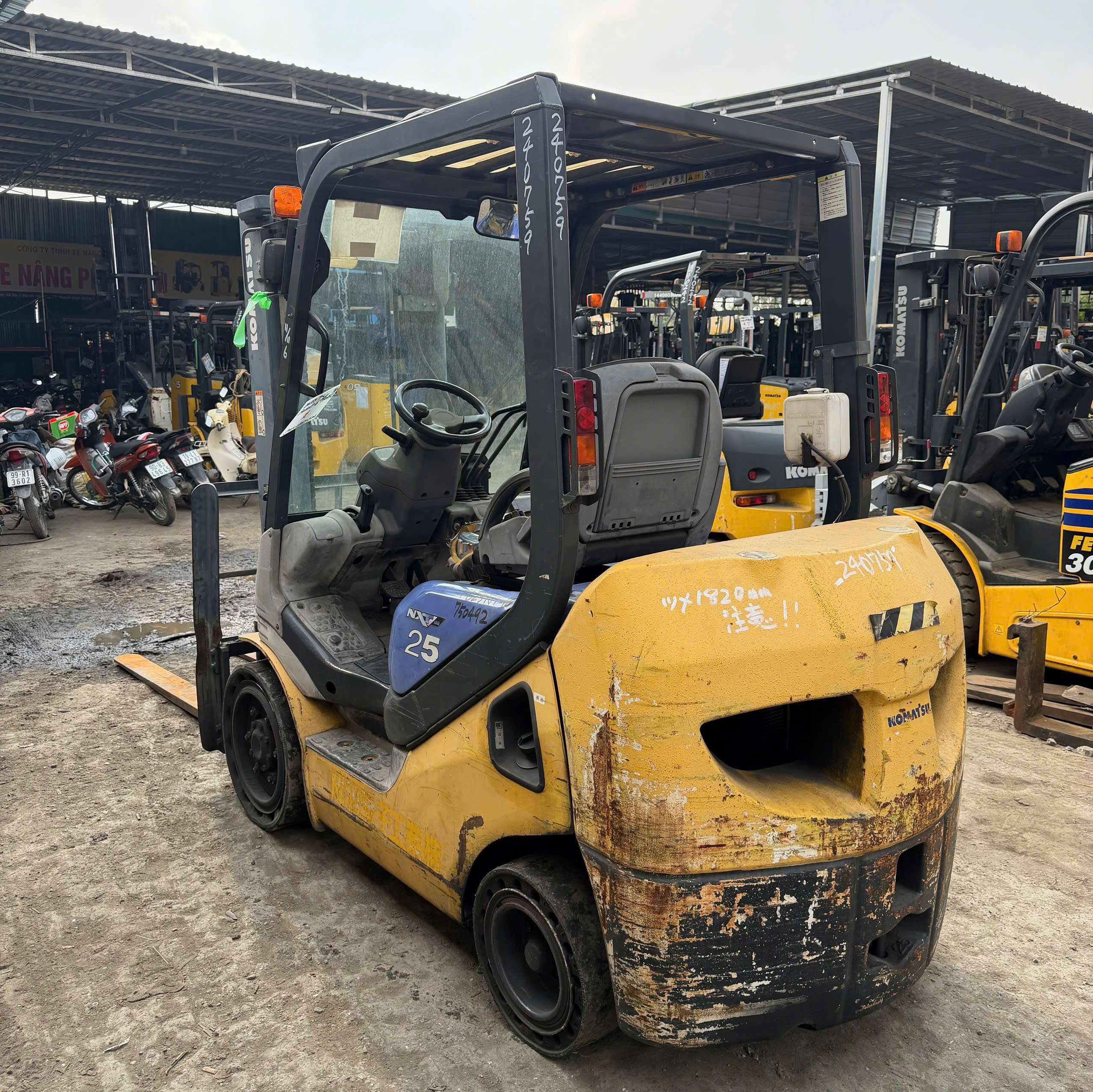 Xe nâng dầu Komatsu 2.5 tấn -  FD25NT-16