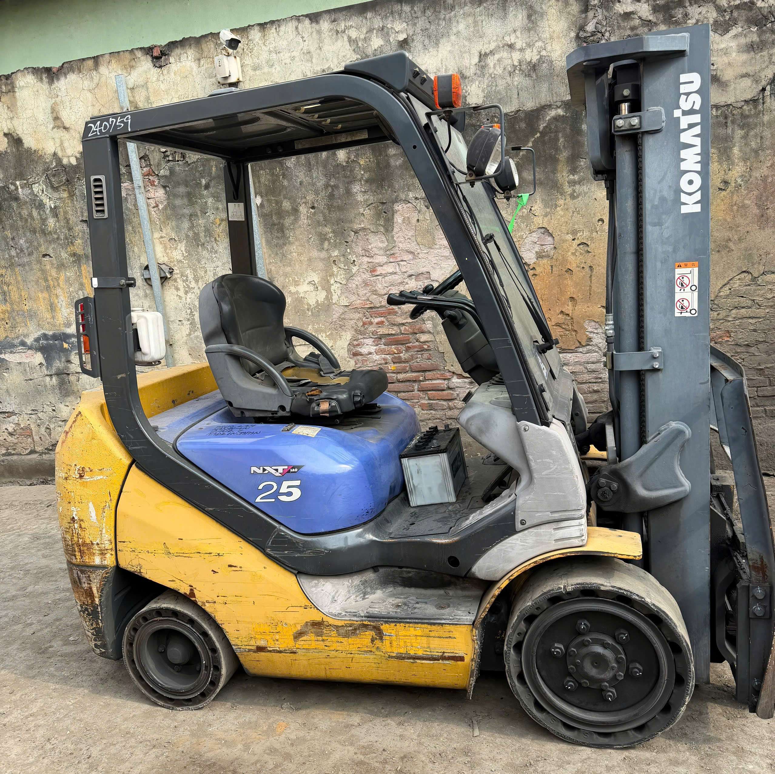 Xe nâng dầu Komatsu 2.5 tấn -  FD25NT-16
