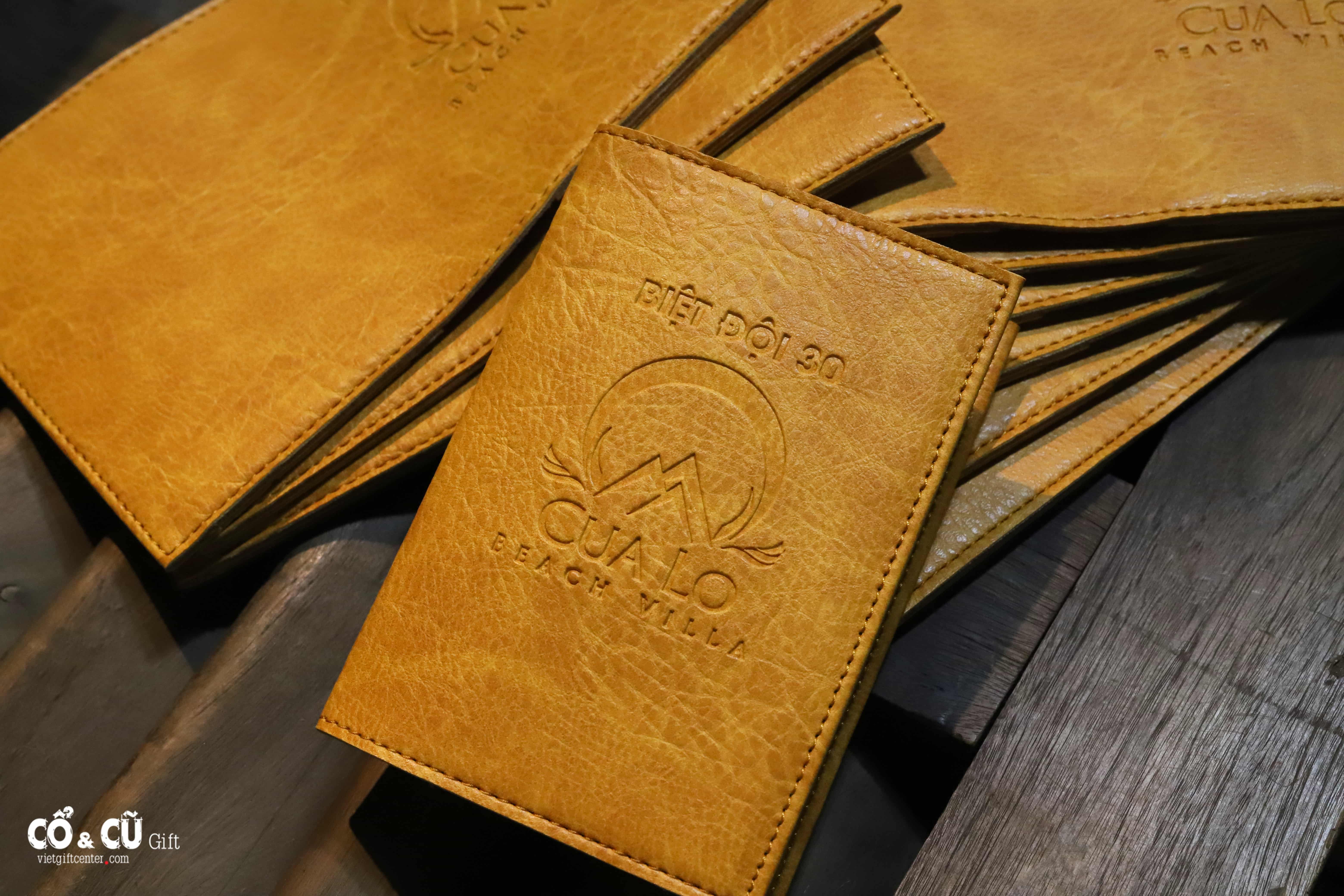 passport cover dập nổi logo giá sỉ