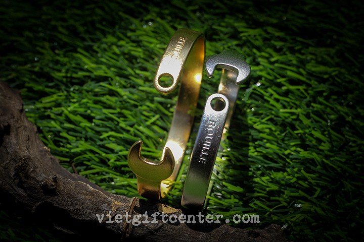 Vòng tay hình cá» lê sẵn sà ng là món phụ kiá»n Äá»c Äáo cho phong cách bụi bặm, cá tÃnh và mạnh mẽ cá»§a bạn nam.