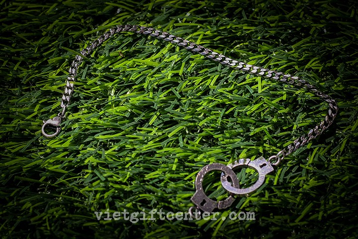 à tưá»ng thiết kế từ chiếc còng tay ÄÆ°á»£c biến tấu lạ mắt, hình dáng dây dạng xÃch cá tÃnh, Äiá»u chá»nh bo ôm cá» tay tùy thÃch.