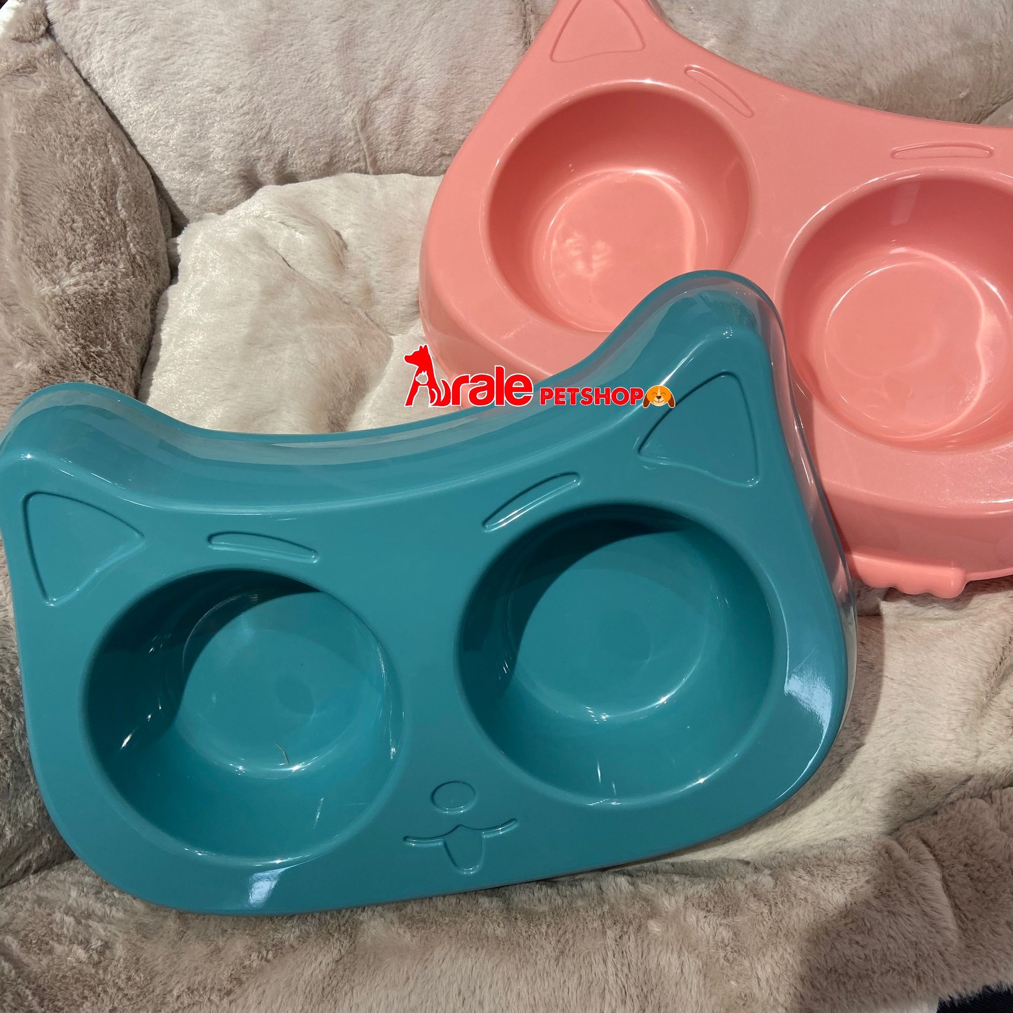Đôi mèo vẻ mặt chán chường ngao du hơn 1000 địa điểm ở Nhật