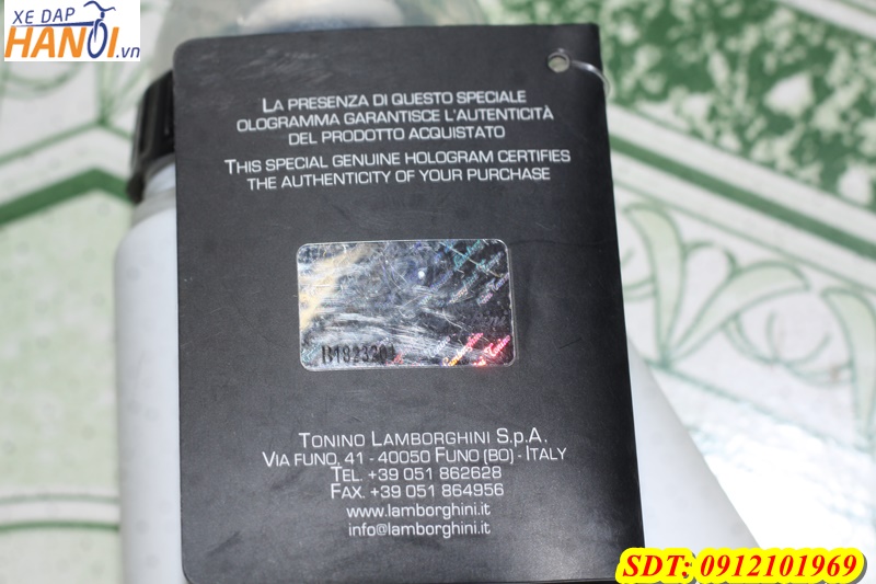 Bình nước Lambighini của Ý cùng gọng nước theo bình