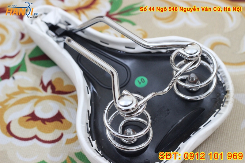 Yên xe đạp màu trắng