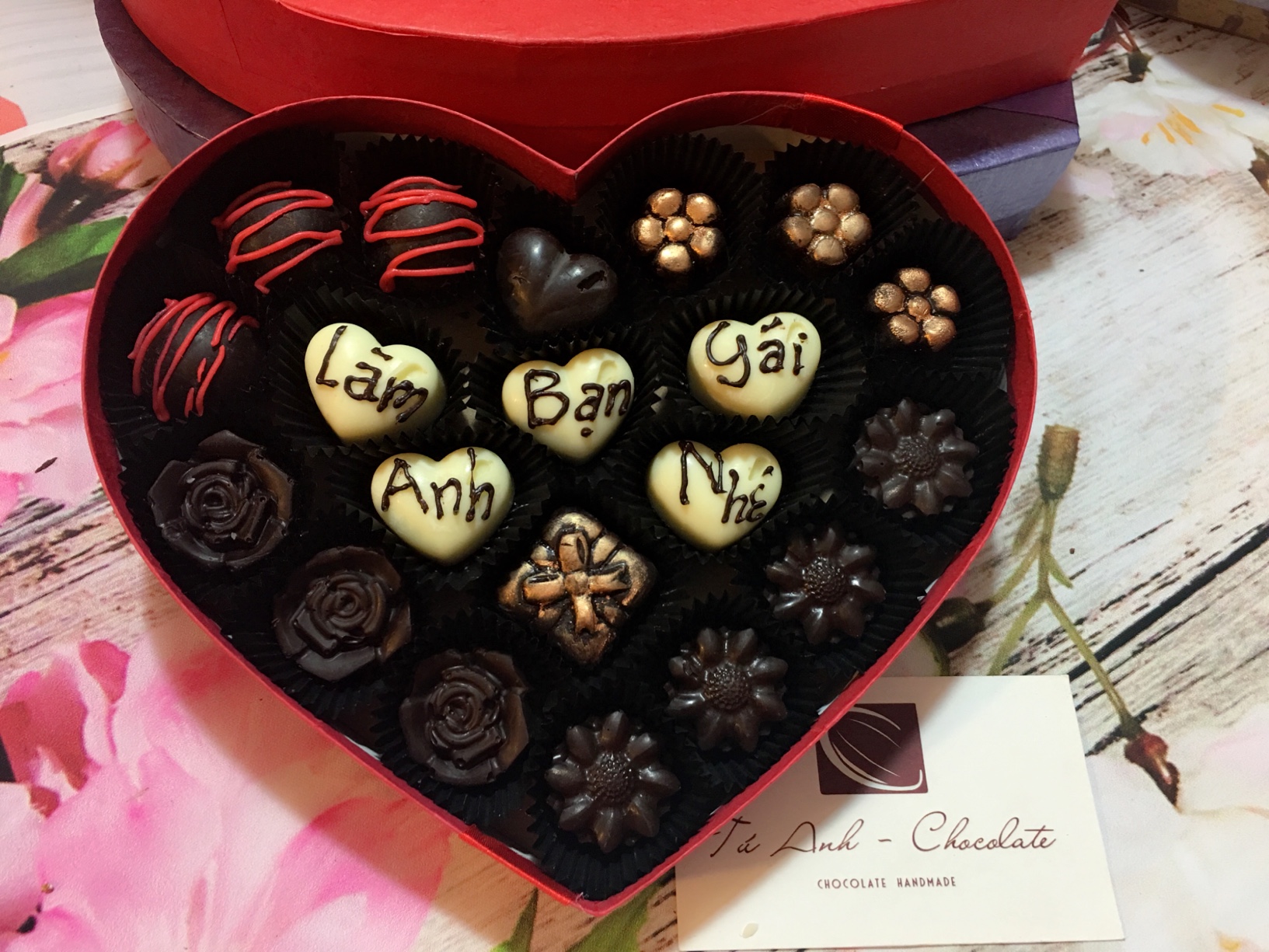Vì sao ngày Valentine thường tặng hoa hồng và socola