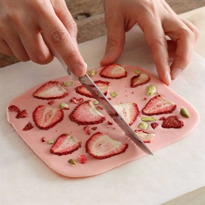 Cách làm Chocolate Bark (Trái Cây Khô) siêu độc đáo cho Valentine 2023