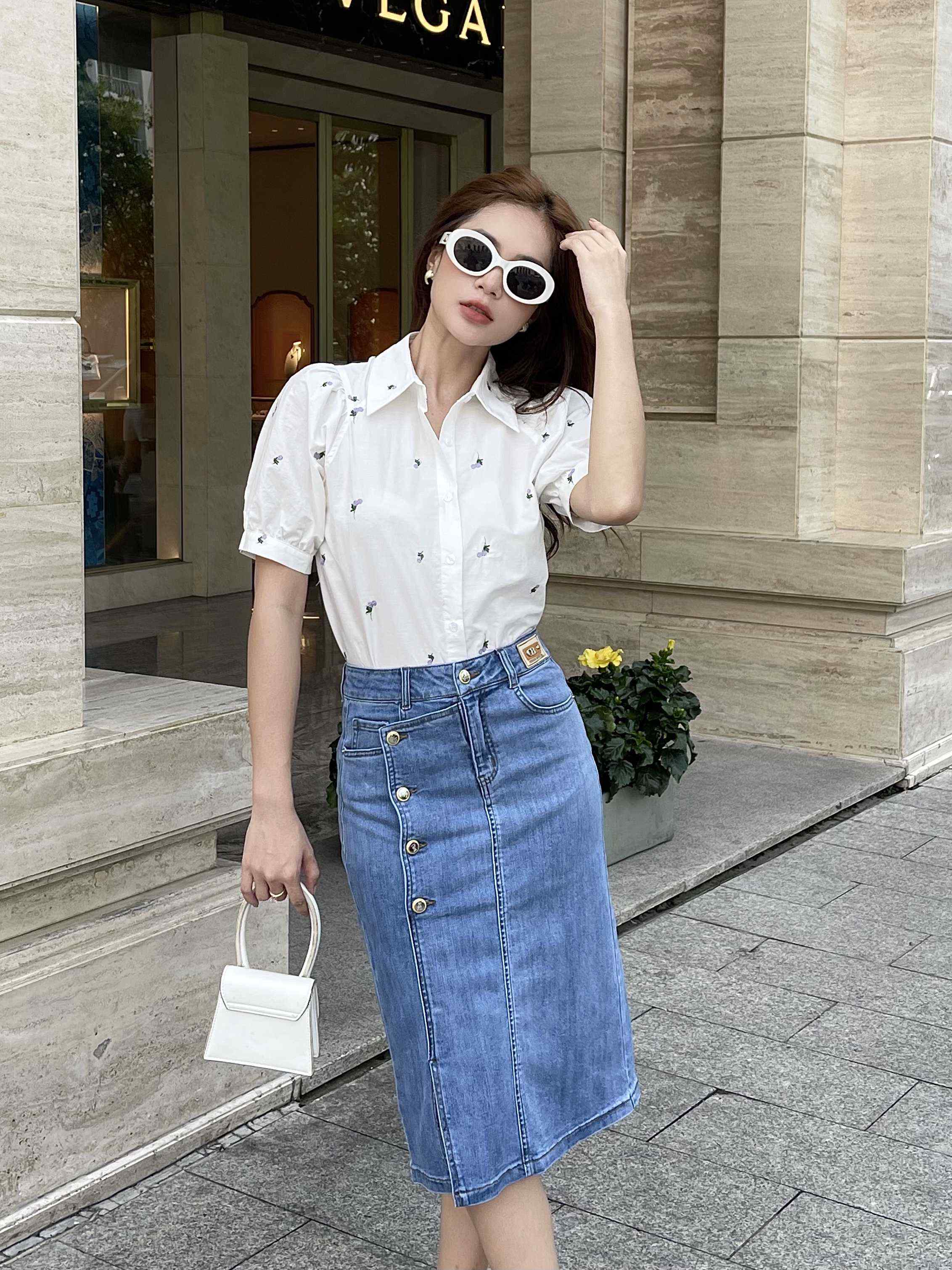 7 cách phối chân váy denim dáng dài của các người đẹp Việt