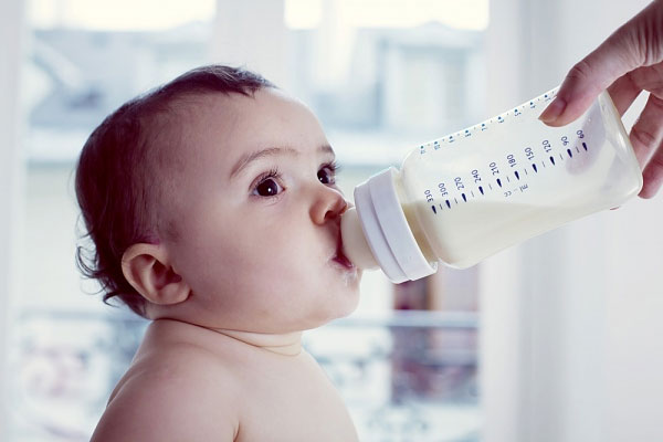 Lượng sữa phù hợp với mỗi giai đoạn phát triển của trẻ