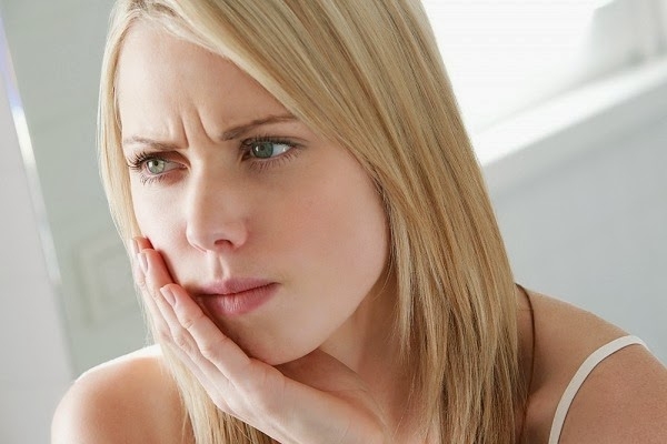 Hiện tượng ê buốt chân răng ảnh hưởng tới ăn uống thế nào?