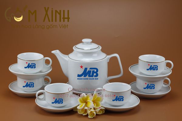 Vì sao doanh nghiệp lựa chọn ấm chén Bát Tràng in logo làm quà Tết