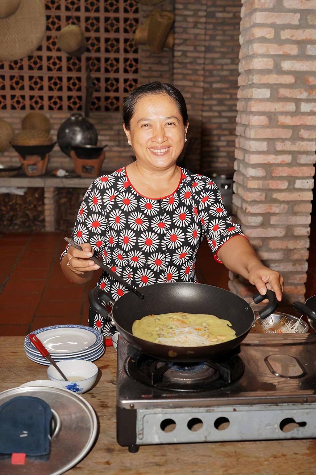 Cuối tuần trải nghiệm đổ bánh xèo miền Tây ở Homestay Út Trinh