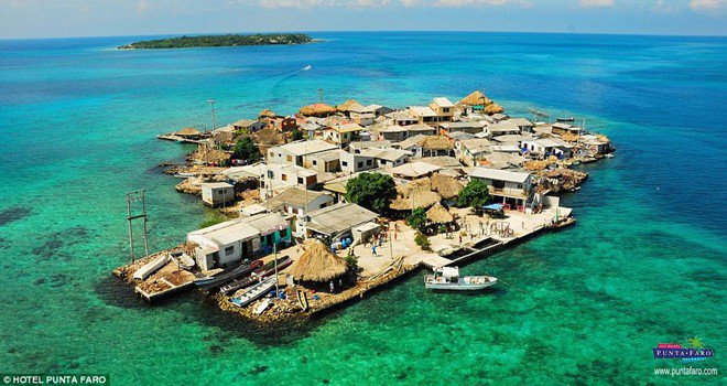 Cả nghìn người chen chúc trên hòn đảo có diện tích 0,012 km vuông
