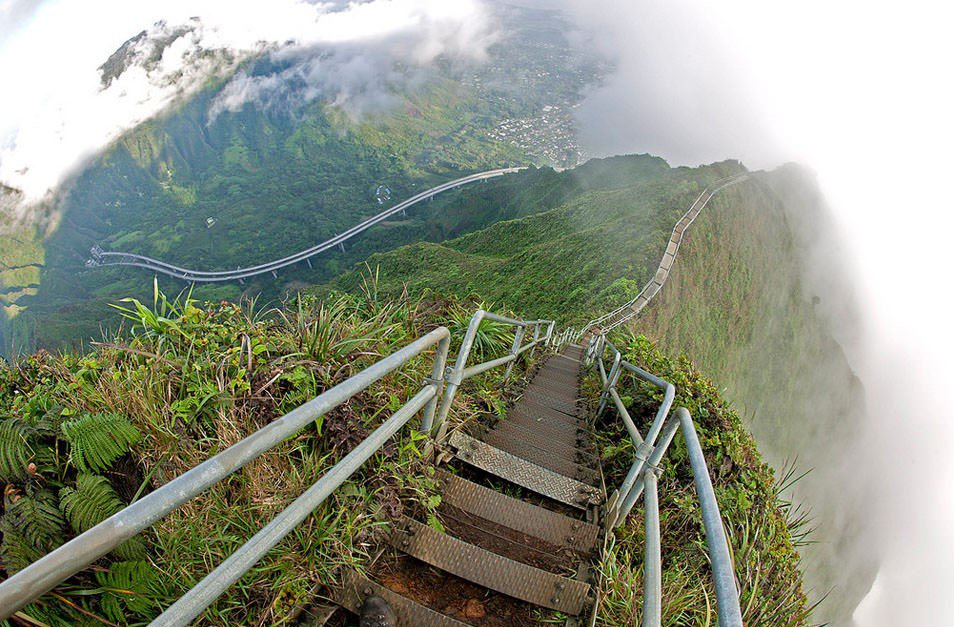 Xích đu đáng sợ trên tuyến đường nguy hiểm nhất Hawaii
