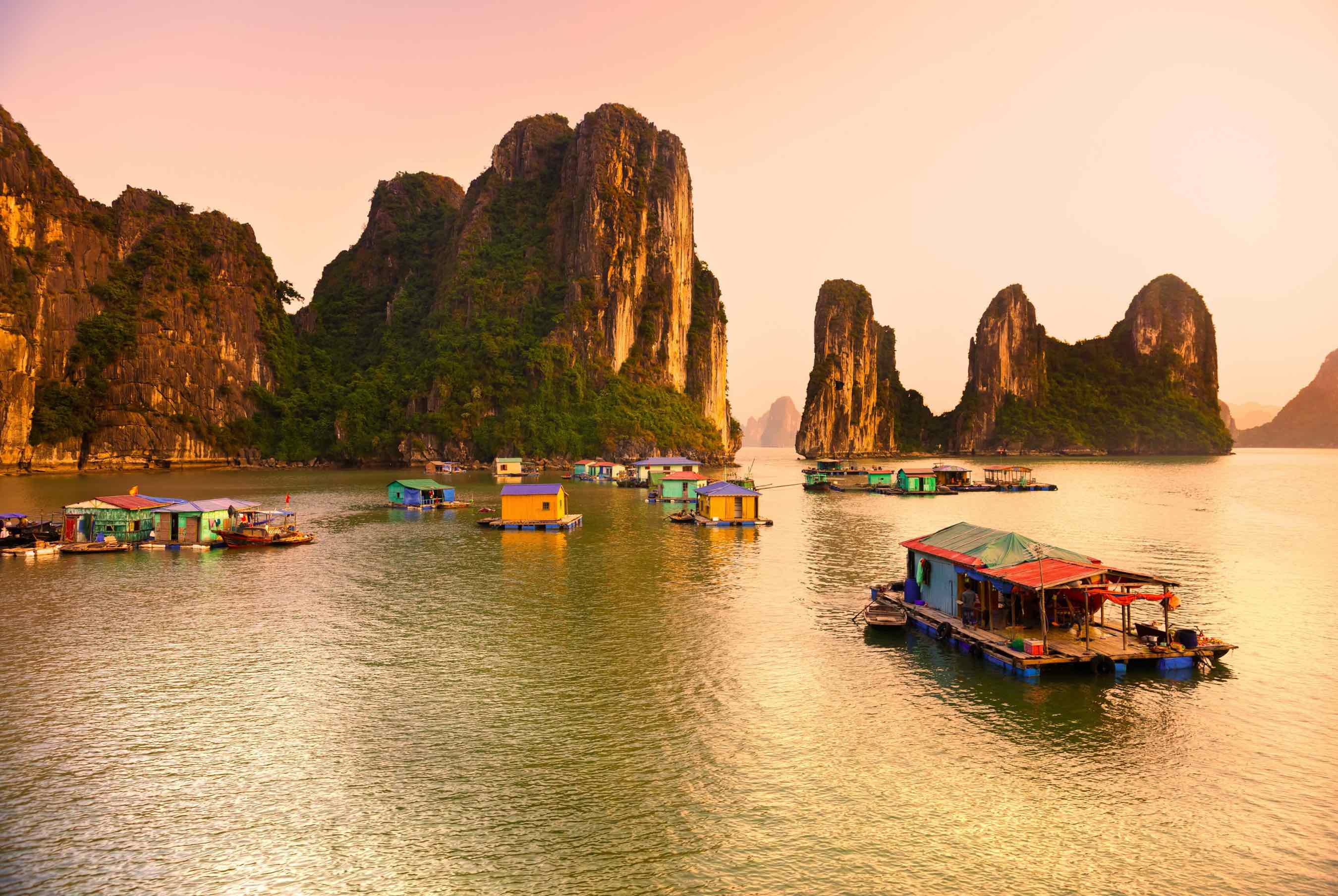 Làng chài Cửa Vạn, ngôi làng cổ đẹp nhất thế giới ở Hạ Long