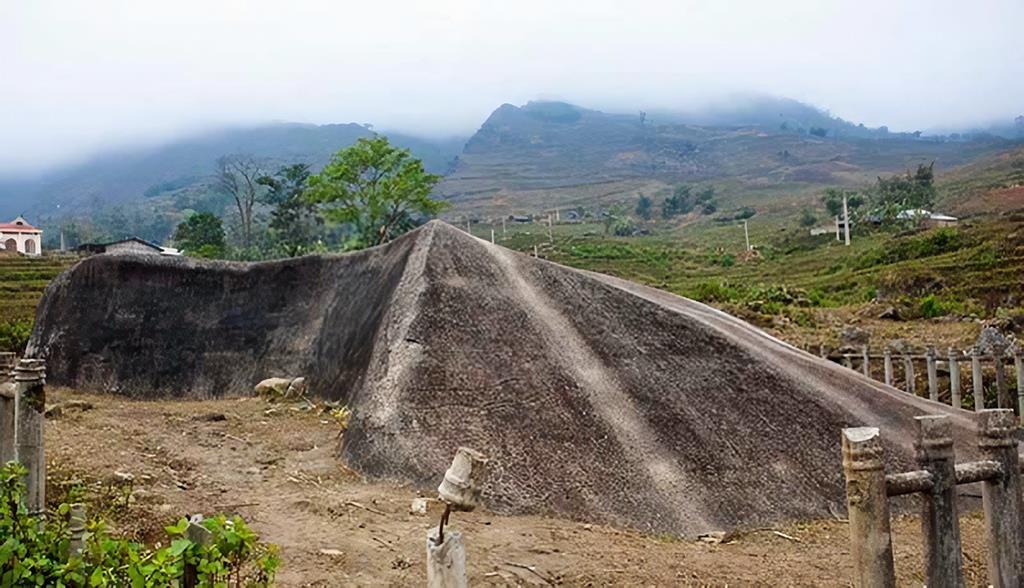 Khám phá Sapa chiêm ngưỡng bãi Đá Cổ, núi Hàm Rồng
